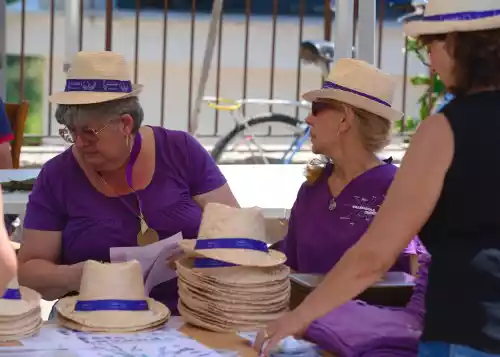 Les bénévoles de la fête de la lavande de Valensole (04)