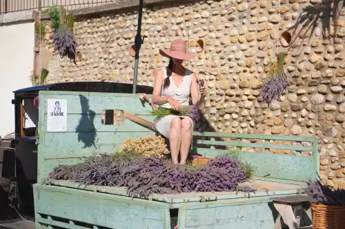 Fabrique à bouquets ambulante pour la fête de la lavande de Valensole (04)