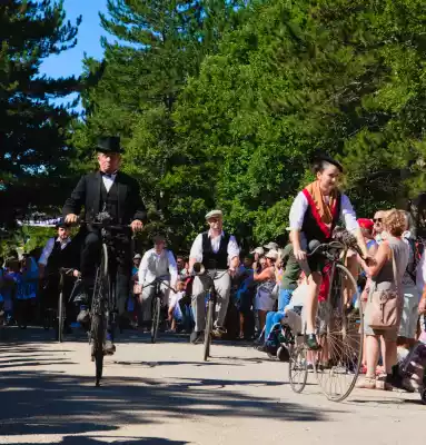 défilé de vélos anciens durant la fete de la lavande de sault