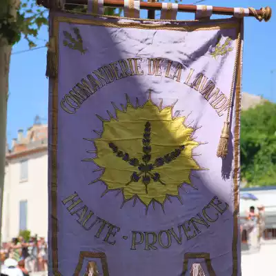 Bannière de procession de la Commanderie de la Lavande de Haute Provence